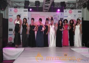 Shibani Dandekar- Ali Fazal At Femina Carnival 2013  photo 8