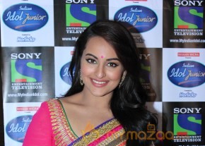 Sonakshi & Ranveer At Indian Idol Junior  photo 9