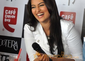 Sonakshi-Ranveer Promote Lootera at Cafe Coffee Day Photos  photo 26