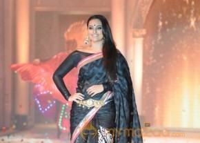 Sonakshi Sinha Latest Rampwalk Photos photo 14
