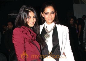Sonam Kapoor at Anamika khanna's Lakme Fashion Show photo 9