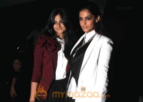 Sonam Kapoor at Anamika khanna's Lakme Fashion Show photo 4