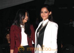 Sonam Kapoor at Anamika khanna's Lakme Fashion Show photo 7