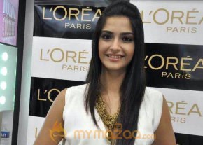 Sonam Kapoor at the launch of Spring Summer 2010 look ‘Golden Girl’ in Mumbai photo 10