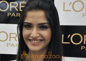Sonam Kapoor at the launch of Spring Summer 2010 look ‘Golden Girl’ in Mumbai photo 14