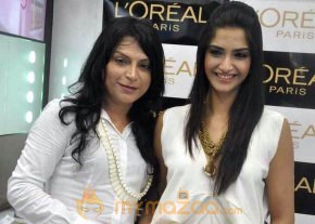 Sonam Kapoor at the launch of Spring Summer 2010 look ‘Golden Girl’ in Mumbai photo 7