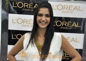 Sonam Kapoor at the launch of Spring Summer 2010 look ‘Golden Girl’ in Mumbai photo 12