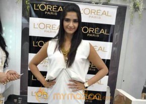 Sonam Kapoor at the launch of Spring Summer 2010 look ‘Golden Girl’ in Mumbai photo 5