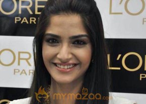 Sonam Kapoor at the launch of Spring Summer 2010 look ‘Golden Girl’ in Mumbai photo 3
