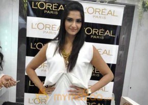 Sonam Kapoor at the launch of Spring Summer 2010 look ‘Golden Girl’ in Mumbai photo 13