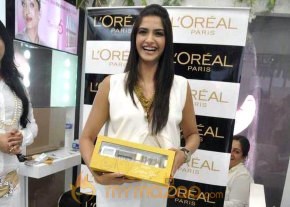 Sonam Kapoor at the launch of Spring Summer 2010 look ‘Golden Girl’ in Mumbai photo 11