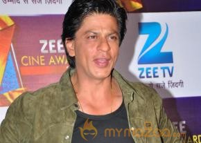 SRK-Deepika At Zee Cine Awards 2013 Announcement photo 4