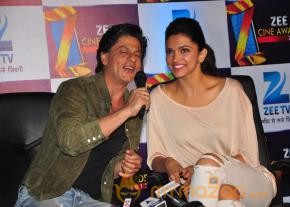 SRK-Deepika At Zee Cine Awards 2013 Announcement photo 17