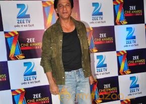 SRK-Deepika At Zee Cine Awards 2013 Announcement photo 9