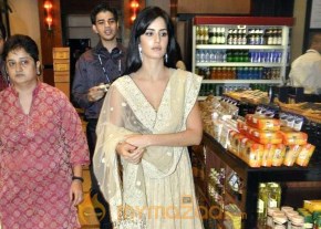 SRK, Katrina and Victoria (Dutch) at FICCI photo 12