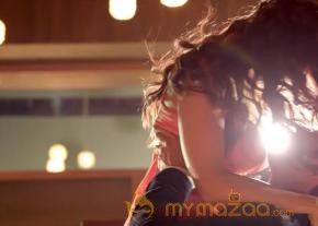 Karan Singh romance with Daisy Shah hot photos photo 21