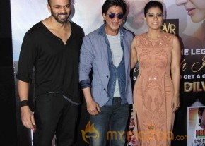 SRK And Kajol At Sneak Preview Show Of Dilwale photo 9