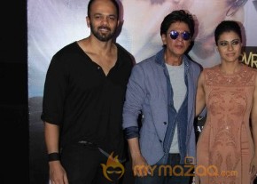 SRK And Kajol At Sneak Preview Show Of Dilwale photo 31
