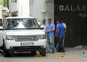 Salman Khan Snapped Photos on the eve of Rakhi  photo 27