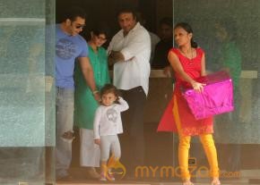 Salman Khan Snapped Photos on the eve of Rakhi  photo 32