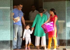 Salman Khan Snapped Photos on the eve of Rakhi  photo 17