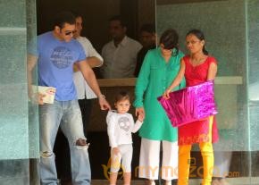 Salman Khan Snapped Photos on the eve of Rakhi  photo 7