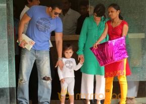 Salman Khan Snapped Photos on the eve of Rakhi  photo 16