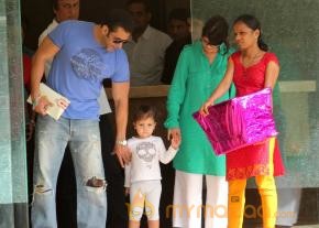 Salman Khan Snapped Photos on the eve of Rakhi  photo 22