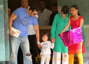 Salman Khan Snapped Photos on the eve of Rakhi  photo 20