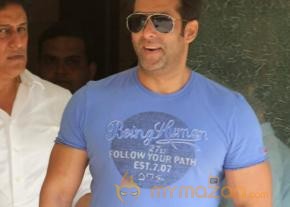 Salman Khan Snapped Photos on the eve of Rakhi  photo 10