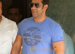 Salman Khan Snapped Photos on the eve of Rakhi  photo 4