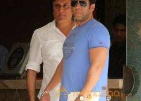 Salman Khan Snapped Photos on the eve of Rakhi  photo 26