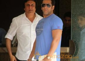 Salman Khan Snapped Photos on the eve of Rakhi  photo 12