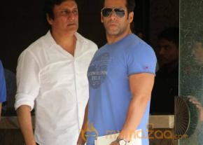 Salman Khan Snapped Photos on the eve of Rakhi  photo 28