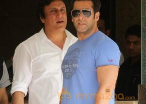 Salman Khan Snapped Photos on the eve of Rakhi  photo 25