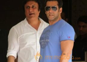 Salman Khan Snapped Photos on the eve of Rakhi  photo 18