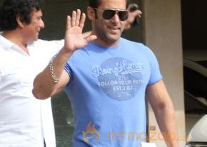 Salman Khan Snapped Photos on the eve of Rakhi  photo 14