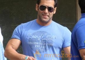 Salman Khan Snapped Photos on the eve of Rakhi  photo 11