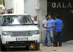 Salman Khan Snapped Photos on the eve of Rakhi  photo 13