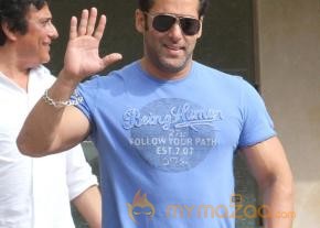 Salman Khan Snapped Photos on the eve of Rakhi 