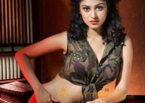 Actress Oviya Hot Stills photo 8