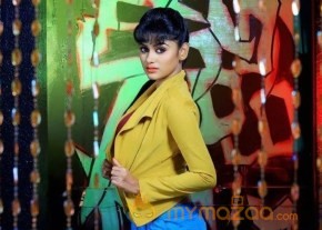 Actress Oviya Hot Stills photo 2