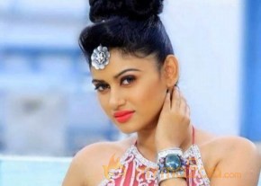 Actress Oviya Hot Stills photo 4