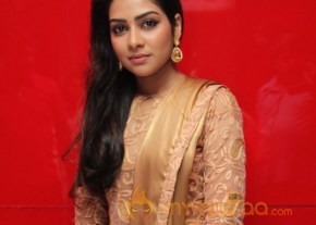Pichaikaaran Fame Satna Titus Latest Images photo 10