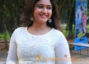 Poonam Bajwa's Muthina Kathirika Movie Still photo 9