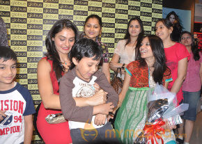 Andrea Jeremiah At Globus Store Launch Photos  photo 11