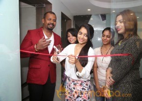 Janani Iyer At  Essensuals Salon Launch photo 28