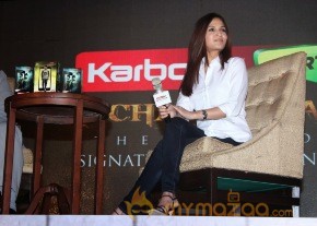 Karbonn Mobiles Kochadaiyaan Phone Series pics photo 6