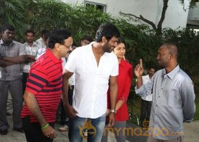 Naan Sigappu Manithan Movie Launch Photos photo 16