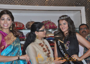 Parvathy Omanakuttan Launch Women's World Store   photo 50